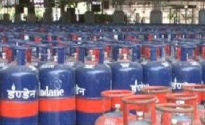 'Commercial gas cylinder costlier by Rs 102.50 on the first day of the month'